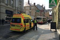 Autobus prudce zabrzdil, cestující (68) upadla: Se zraněnou nohou skončila v nemocnici