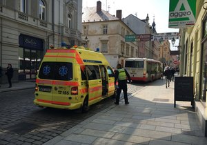 V centru Plzně prudce zabrzdil autobus, cestující (68) upadla a zranila se.