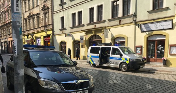 V centru Plzně prudce zabrzdil autobus, cestující (68) upadla a zranila se.