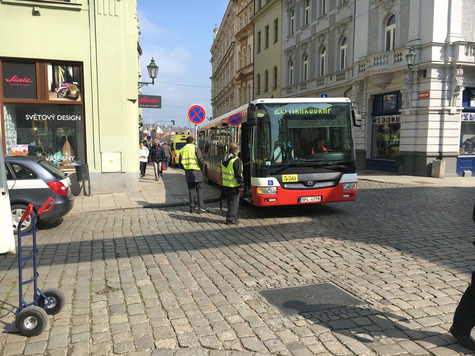 V centru Plzně prudce zabrzdil autobus, cestující (68) upadla a zranila se.