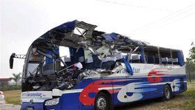 Nehodu nepřežil řidič autobusu a 64letý turista z Německa.