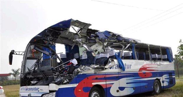 Nehodu nepřežil řidič autobusu a 64letý turista z Německa.