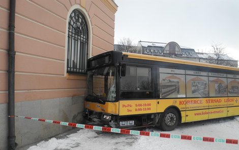 Autobus se zastavil až nárazem do budovy pošty.