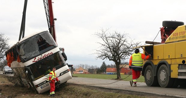 Kamion narazil do autobusu se 70 lidmi!