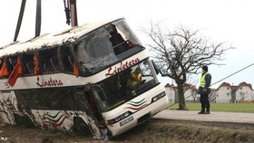 Autobus zvedali těžkou technikou.