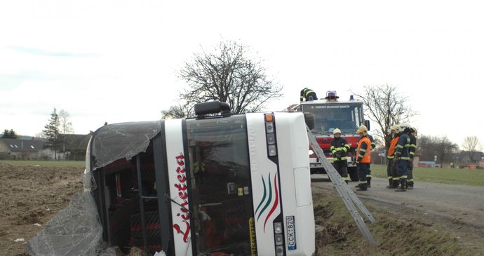 Mezi obcemi Nupaky a Čestlice u Prahy havaroval dvoupqatrový autobus. Zranilo se 15 lidí.