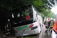 Na Blanensku se převrátil autobus s cestujícími