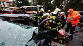 Čtyři zraněné si vyžádala ranní nehoda linkového autobusu a čtyř osobních aut v Praze Podolí.