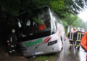 V převráceném autobuse uvízlo asi 50 osob