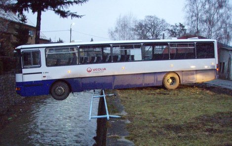 Autobus se dal sám do pohybu a taktak že neskončil v řece! Z pasti ho vyprostili hasiči se speciální technikou.