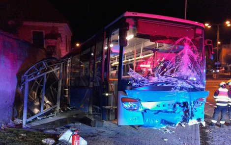 Autobus zůstal pořádně pomlácený.