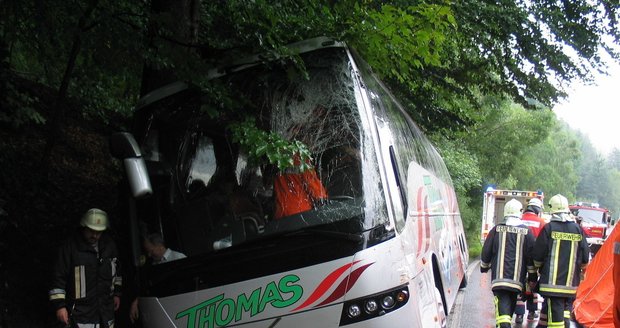 V převráceném autobuse uvízlo asi 50 osob