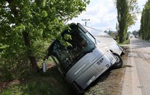 Pořádný šok zažilo 38 předškoláků, kteří včera vyjeli na výlet. Autobus u Dublovic na Příbramsku havaroval a skončil na boku v příkopu. Zranilo se šest dětí a dva dospělí.