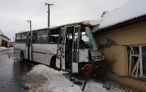 Autobus skončil v rodinném domě.