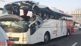 Při nehodě autobusu s turisty v Dubaji zahynulo 17 lidí (7. 6. 2019)