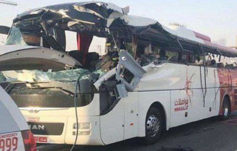 V Dubaji havaroval autobus s turisty. Mezi 17 mrtvými jsou i Evropané