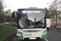 Autobus nabral na přechodu pro chodce kluka (16): Ten mu rozbil čelní sklo a je v nemocnici