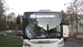 Autobus městské hromadné dopravy má po střetu s chlapcem (16) rozbité čelní sklo.