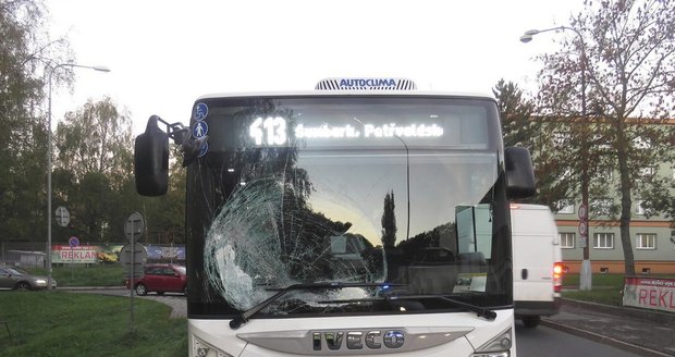 Autobus nabral na přechodu pro chodce kluka (16): Ten mu rozbil čelní sklo a je v nemocnici