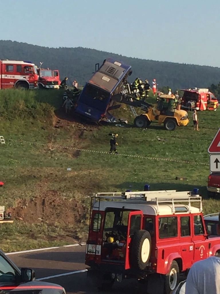 Fotografie zachycuje, kudy autobus do protisvahu vyjel.