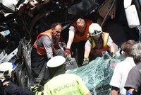 Ničivá srážka autobusu s náklaďákem u Desné: Na místě je pět zraněných