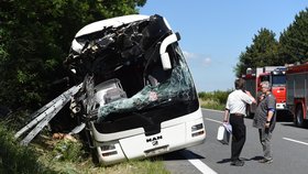 U Litovle havaroval autobus: Na místě je asi 25 zraněných