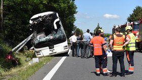 U Litovle havaroval autobus: Na místě je asi 25 zraněných