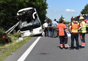 U Litovle havaroval autobus: Na místě je asi 25 zraněných
