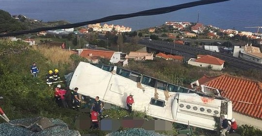 Tragédie na Madeiře: Při nehodě turistického autobusu zemřelo nejméně 28 lidí