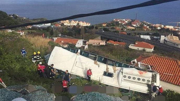 Tragédie na pohádkové Madeiře: Autobus sjel ze srázu! 28 německých turistů zemřelo
