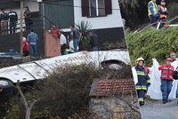 Horor v dovolenkovém ráji: Autobus s turisty sjel ze srázu: 29 mrtvých a desítky zraněných