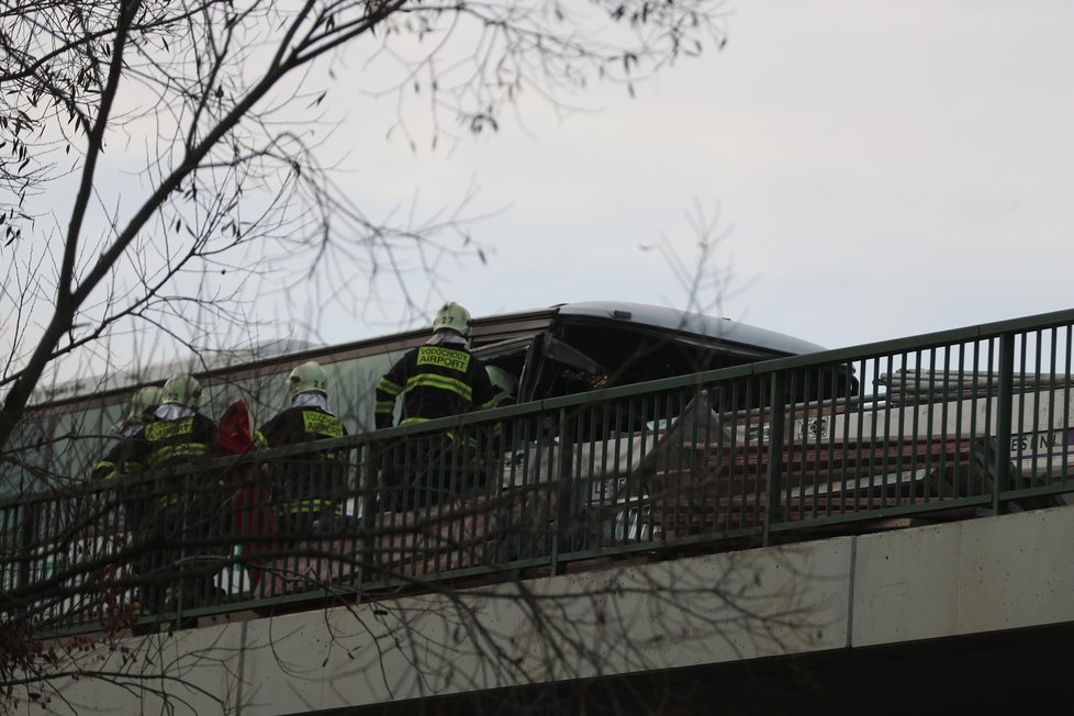 Autobus plný dětí se u Mělníku srazil s náklaďákem.