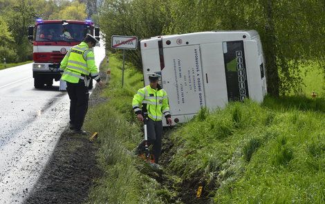 Řidič autobusu neodhadl šířku silnice.