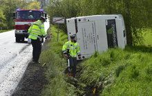 Řidič autobusu neodhadl šířku silnice!