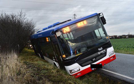 Autobus se převrátil i s lidmi.