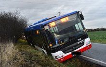 Bus sjel do příkopu: Tři cestující se zranili!