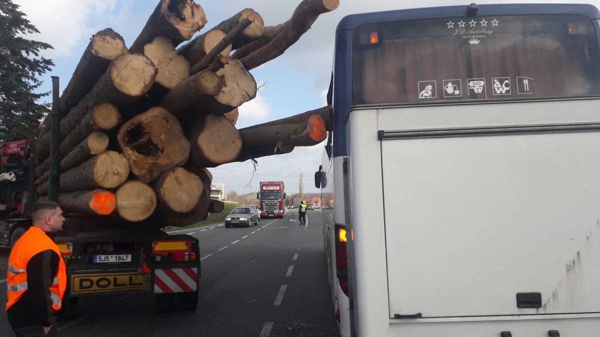 V Benešově narazil náklaďák s kládami do školního autobusu. Uvnitř bylo asi 50 dětí