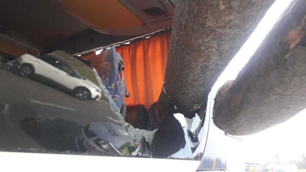 V Benešově narazil náklaďák s kládami do školního autobusu. Uvnitř bylo asi 50 dětí