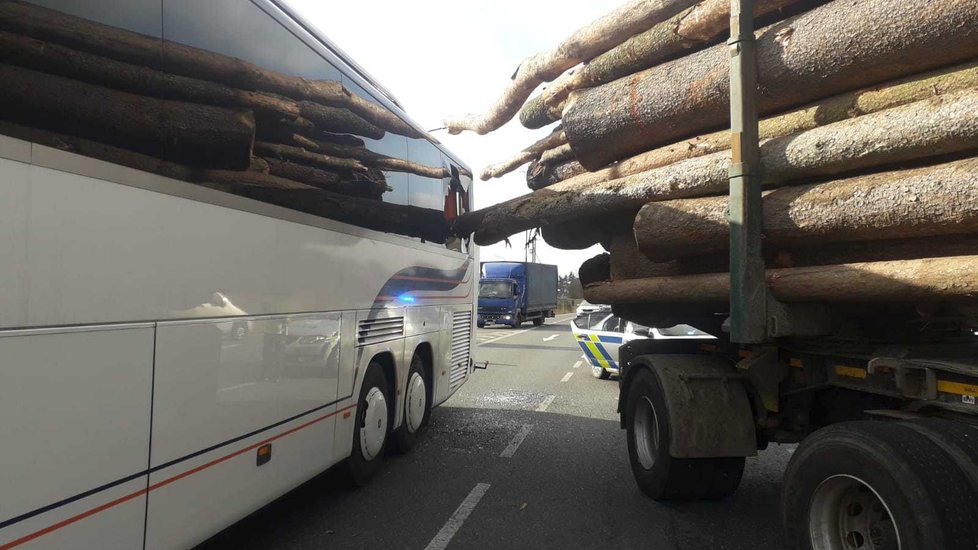 V Benešově narazil náklaďák s kládami do školního autobusu. Uvnitř bylo asi 50 dětí