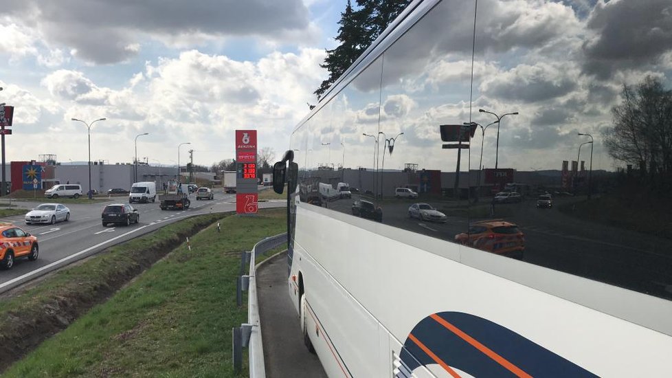 V Benešově narazil náklaďák s kládami do školního autobusu. Uvnitř bylo asi 50 dětí