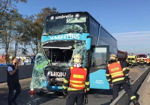 Dopravní nehoda na dálnici u Zdib: Autobus se srazil s náklaďákem.