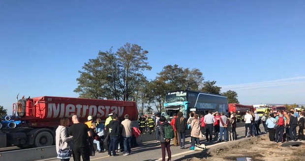 Dopravní nehoda na dálnici u Zdib: Autobus se srazil s náklaďákem.