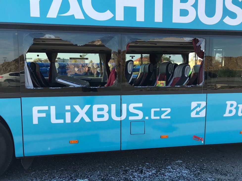 Dopravní nehoda na dálnici u Zdib: Autobus se srazil s náklaďákem.