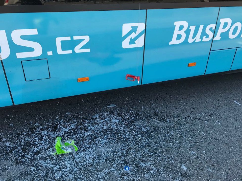 Dopravní nehoda na dálnici u Zdib: Autobus se srazil s náklaďákem.
