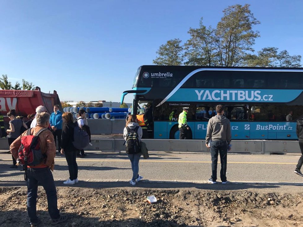 Dopravní nehoda na dálnici u Zdib: Autobus se srazil s náklaďákem.