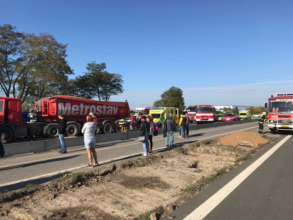 Dopravní nehoda na dálnici u Zdib: Autobus se srazil s náklaďákem.