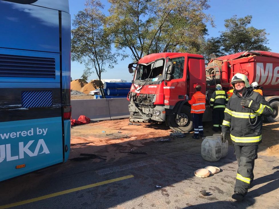 Dopravní nehoda na dálnici u Zdib: Autobus se srazil s náklaďákem.