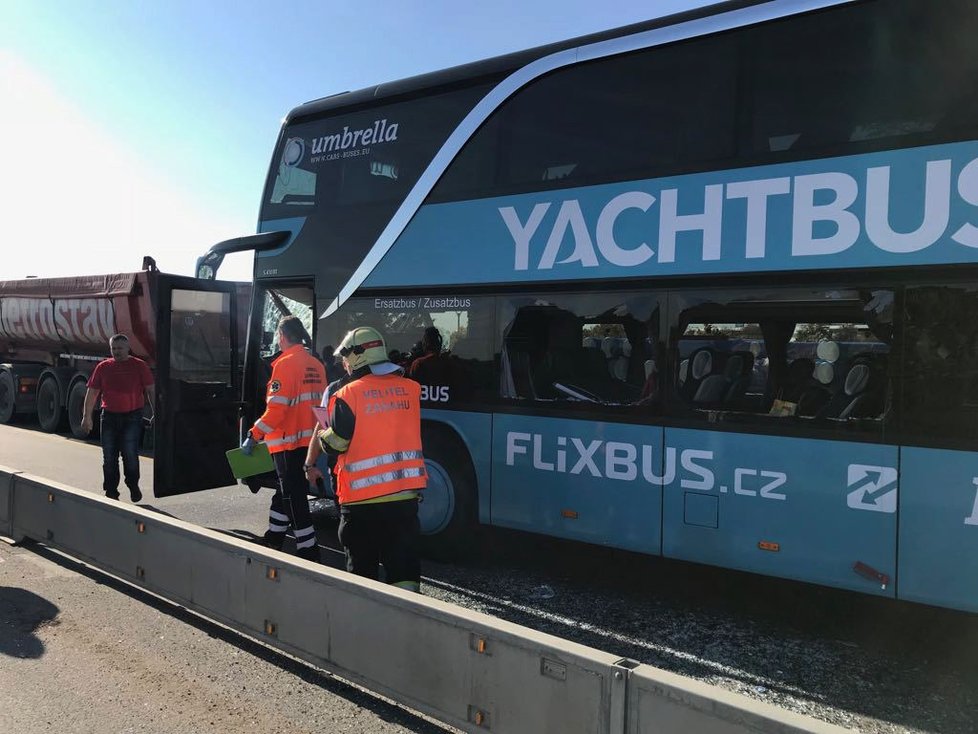 Dopravní nehoda na dálnici u Zdib: Autobus se srazil s náklaďákem.