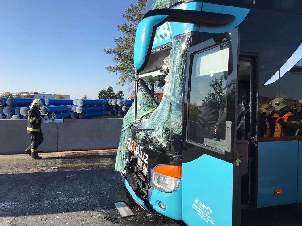 Dopravní nehoda na dálnici u Zdib: Autobus se srazil s náklaďákem.