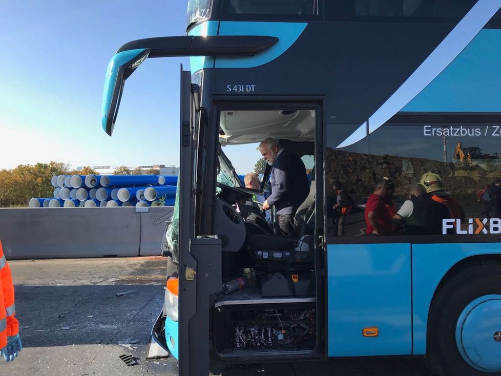 Dopravní nehoda na dálnici u Zdib: Autobus se srazil s náklaďákem.